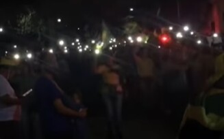 Bolsonaristas em Vitória da Conquista cantam 'hino' da ditadura