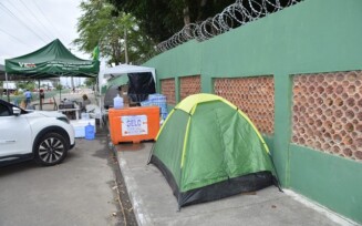 Apoiadores de Bolsonaro acampam pelo quarto dia consecutivo na porta do 35º BI em Feira de Santana