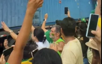 Vídeo de Bolsonaristas comemorando chegada de contêineres no 35º BI viraliza: “Intervenção federal”