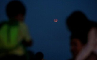 Eclipse lunar terá Lua de Sangue na madrugada desta terça-feira (8)