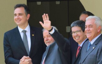 O presidente eleito, Luis Inácio Lula da Silva, acompanhado de seu vice, Geraldo Alckmin e de coordenadores da transição, posam para foto após reunião com o presidente do Senado, Rodrigo Pacheco