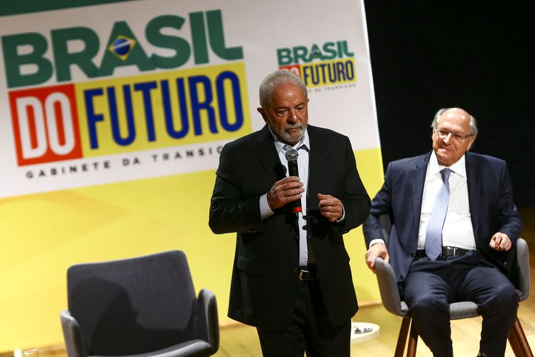 O presidente eleito, Luiz Inácio Lula da Silva, e o vice-presidente eleito, Geraldo Alckmin, durante reunião com parlamentares das bancadas aliadas na sede do governo de transição no Centro Cultural Banco do Brasil (CCBB). agencia brasil reprodução