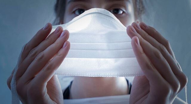 Uso de máscara para proteção contra o novo coronavírus.