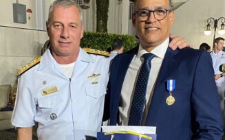 Ex-cirurgião pediatra do HEC recebe homenagem da Marinha do Brasil