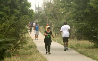 Saúde e bem-estar: amantes da prática esportiva desfrutam do feriado com caminhada matinal