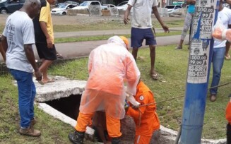 Homem é resgatado por bombeiros após ficar preso em bueiro na Bahia