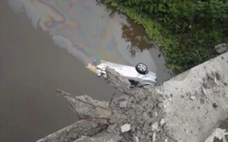 Motorista morre após carro cair de ponte em rodovia no sul da Bahia