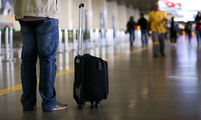 Brasília - Fiscais do Instituto de Defesa do Consumidor (Procon) realizam fiscalização sobre cobrança de bagagens pelas companhias aéreas (Marcelo Camargo/Agência Brasil)