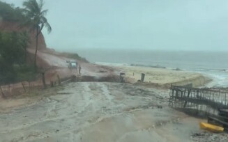 Prado: ponte desaba após fortes chuvas na cidade do extremo sul da Bahia