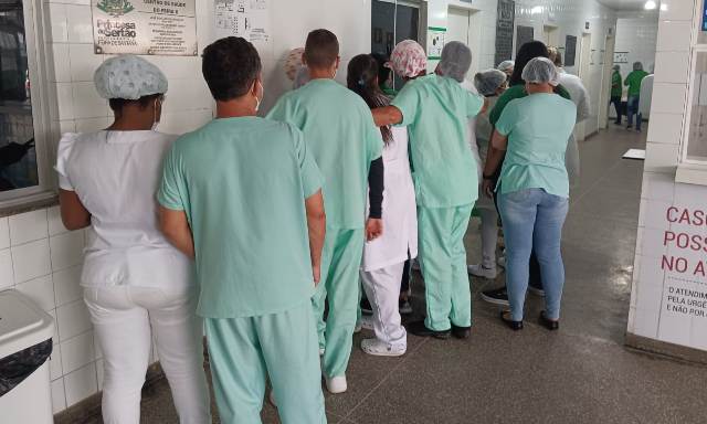 Trabalhadores da Policlínica do Feira X param atividades por atraso nos salários