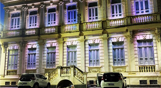 Sede da Prefeitura de Feira recebe iluminação especial
