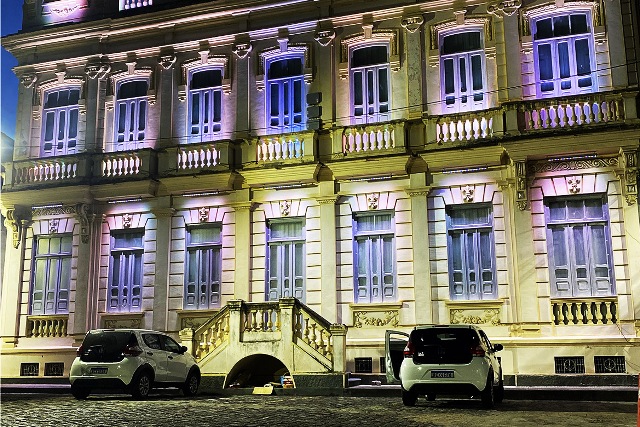 Sede da Prefeitura de Feira recebe iluminação especial