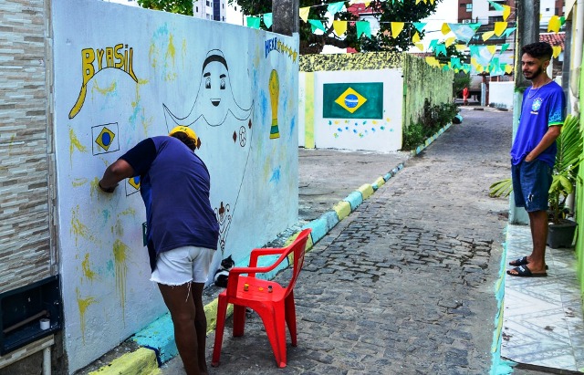 Em clima de Hexa, moradores decoram travessa da Santa Mônica com tema da Copa do Mundo.