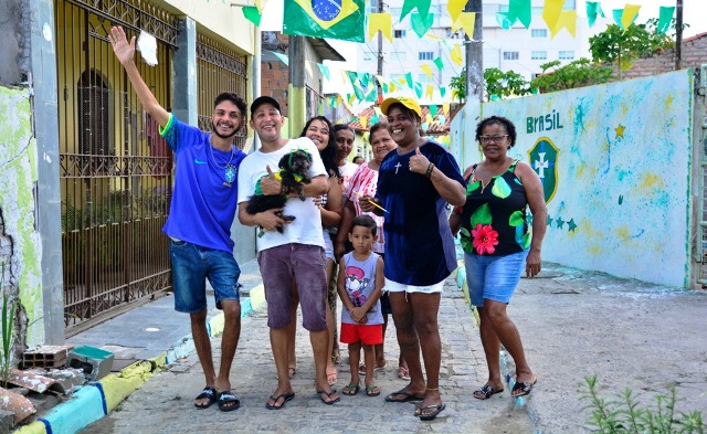 Em clima de Hexa, moradores decoram travessa da Santa Mônica com tema da Copa do Mundo.