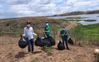 Equipe da Semman recolhe lixo do Rio Jacuípe no distrito de Ipuaçu