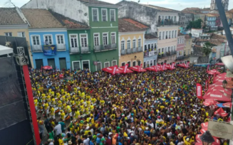 Olodum faz festa para torcida em Salvador e celebra vitória do Brasil sobre a Sérvia
