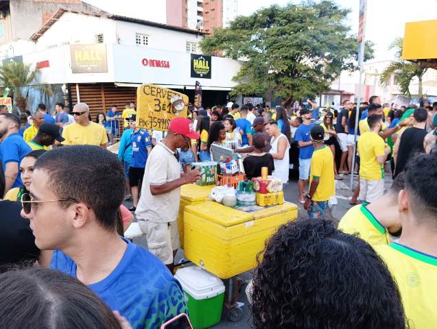Torcedores lotam a São Domingos para acompanhar jogo da Seleção Brasileira na Copa