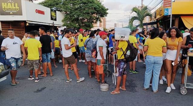 Torcedores lotam a São Domingos para acompanhar jogo da Seleção Brasileira na Copa
