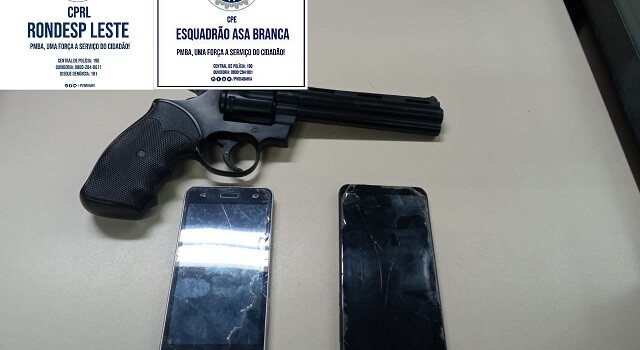 Celulares e arma apreendidos pela Polícia Militar_ Foto Divulgação
