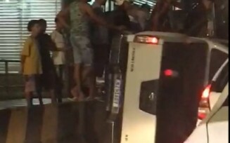 Caminhonete colide contra mureta de proteção do BRT na Avenida Ayrton Senna