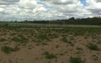 Moradores reclamam do estado de abandono do campo de Ipuaçu.