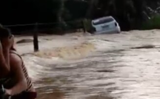 Gestante é salva após ter carro arrastado pela chuva em Santo Antônio de Jesus