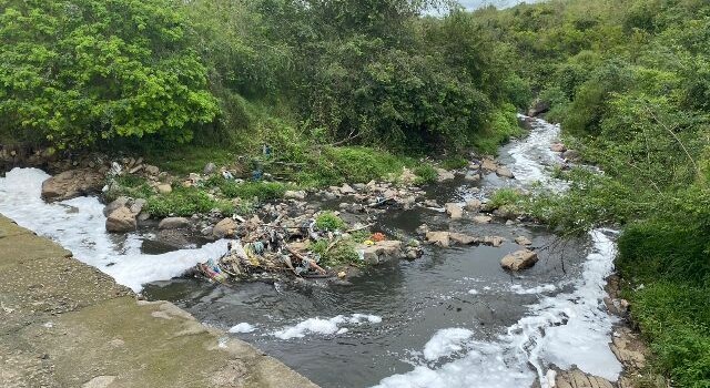 Poluição no rio jacuípe em Feira de Santana