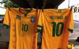 Vendedores aproveitam para faturar grana extra com as camisas da Seleção Brasileira durante a Copa do Mundo