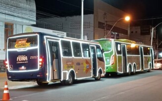 Ônibus decorados em LED celebram o Natal pelas ruas de Feira
