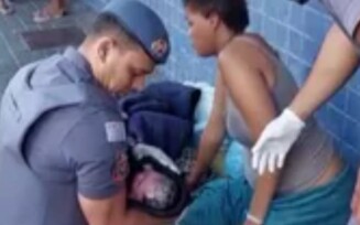 Policiais militares ajudam moradora de rua a dar à luz em calçada; assista ao vídeo