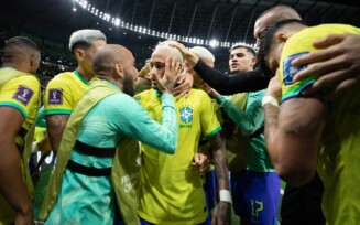 Tristeza permanece na chegada de Seleção ao Brasil
