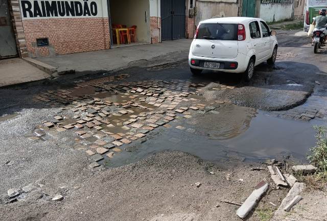 Rua Tupinambá, no bairro Mangabeira. (Foto: Ed Santos/ Acorda Cidade)