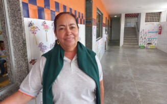 Professora que atende alunos com deficiência ressalta a necessidade de profissionais especializados na educação inclusiva