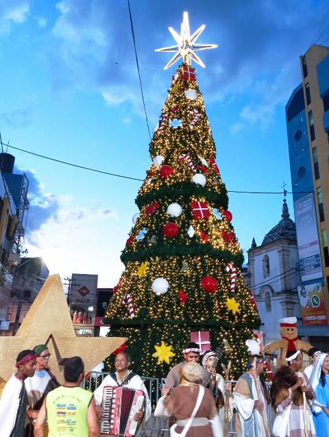 Prefeitura inaugura iluminação natalina no centro de Feira de Santana