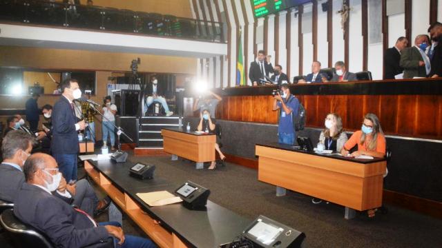 A sessão, bastante movimentada, foi comandada pelo presidente da Casa, deputado Adolfo Menezes