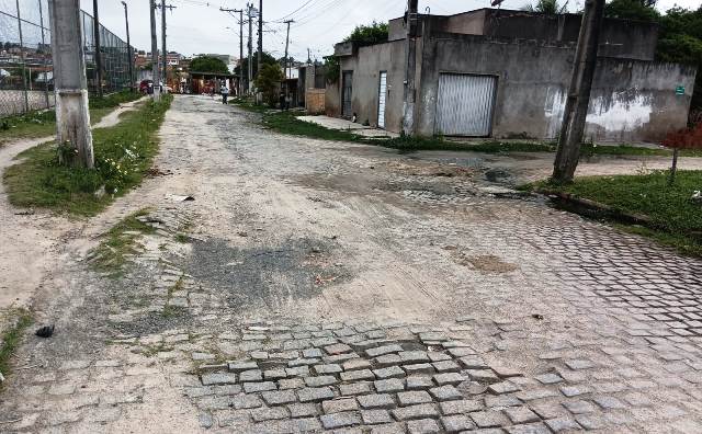 Moradores do Parque Brasil pedem manutenção do piso em ruas esburacadas (Foto: Paulo José/ Acorda Cidade)