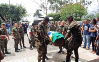 Sepultamento do 3º Sargento do Exército Fabrício da Silva Santos, assassinado na manhã de quarta-feira (14), no Parque Panorama. (Foto: Ney Silva/ Acorda Cidade)