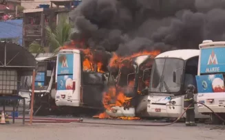 Incêndio atinge ônibus intermunicipais em garagem de Salvador