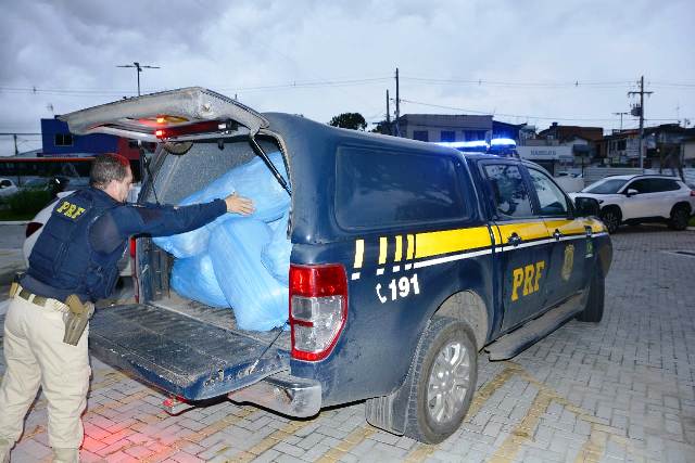 Dois homens foram presos, na tarde desta quinta-feira (15), com 67 kg de maconha em pacotes, no KM 415 da BR-116 norte, próximo ao distrito da Matinha, em Feira de Santana. (Foto: Ed Santos/ Acorda Cidade)