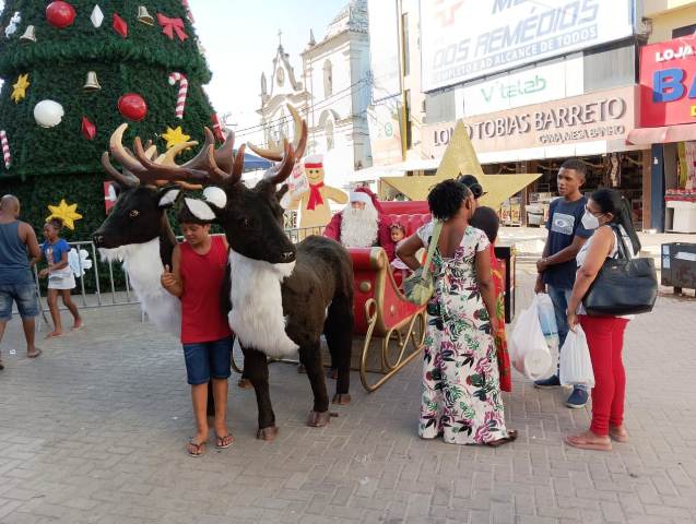 Feirenses aprovam decoração natalina no centro comercial. (Foto: Paulo José/ Acorda Cidade)