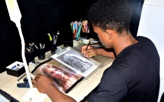 Sem cursos na área, jovem de 22 anos pratica desenhos realistas e sonha em atuar na profissão