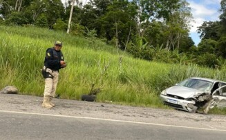 Batida entre carro e caminhão é registrada na BR-101, no sul da Bahia