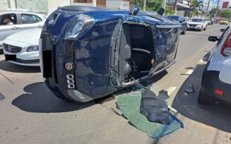 Carro capota após colisão no bairro Kalilândia
