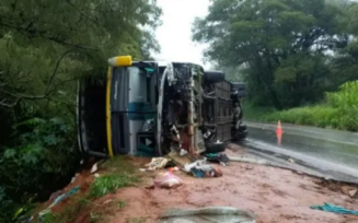 Ônibus tomba em rodovia de MG, deixa um morto e 12 feridos