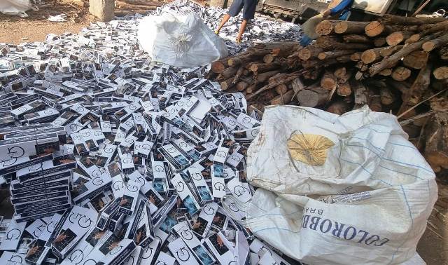 Cigarros incinerados em cerâmica no distrito de Humildes. (Foto: Aldo Matos/Acorda Cidade)