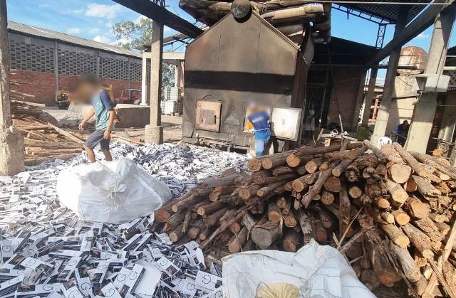 Cigarros incinerados em cerâmica no distrito de Humildes. (Foto: Aldo Matos/Acorda Cidade)