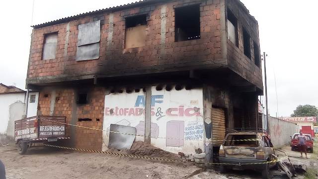 Incêndio destrói fábrica de estofados no bairro Tomba_Foto Ed Santos/Acorda Cidade