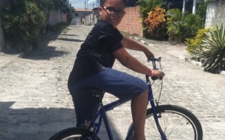Presente de Natal: garoto do distrito da Matinha ganha bicicleta após fazer pedido em carta