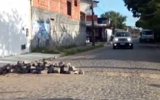 Buracos e lixo espalhados por bairros de Feira de Santana; confira os Flagrantes