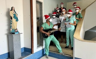 Coral Itinerante de Natal encanta pacientes em hospital de Salvador